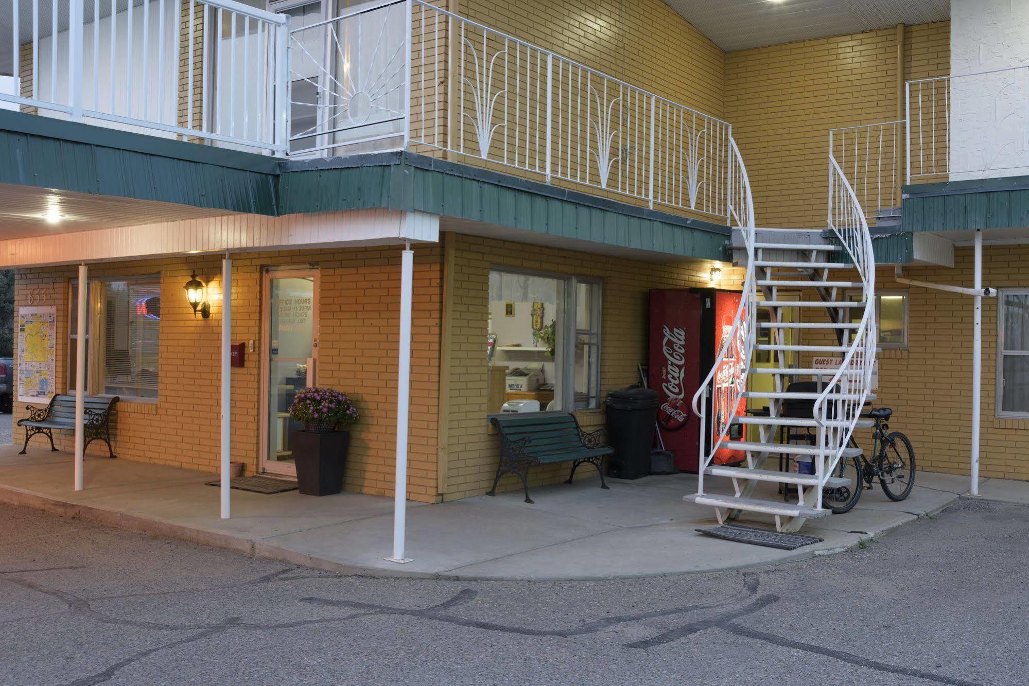 Sun-Dek Motel Medicine Hat Exterior photo