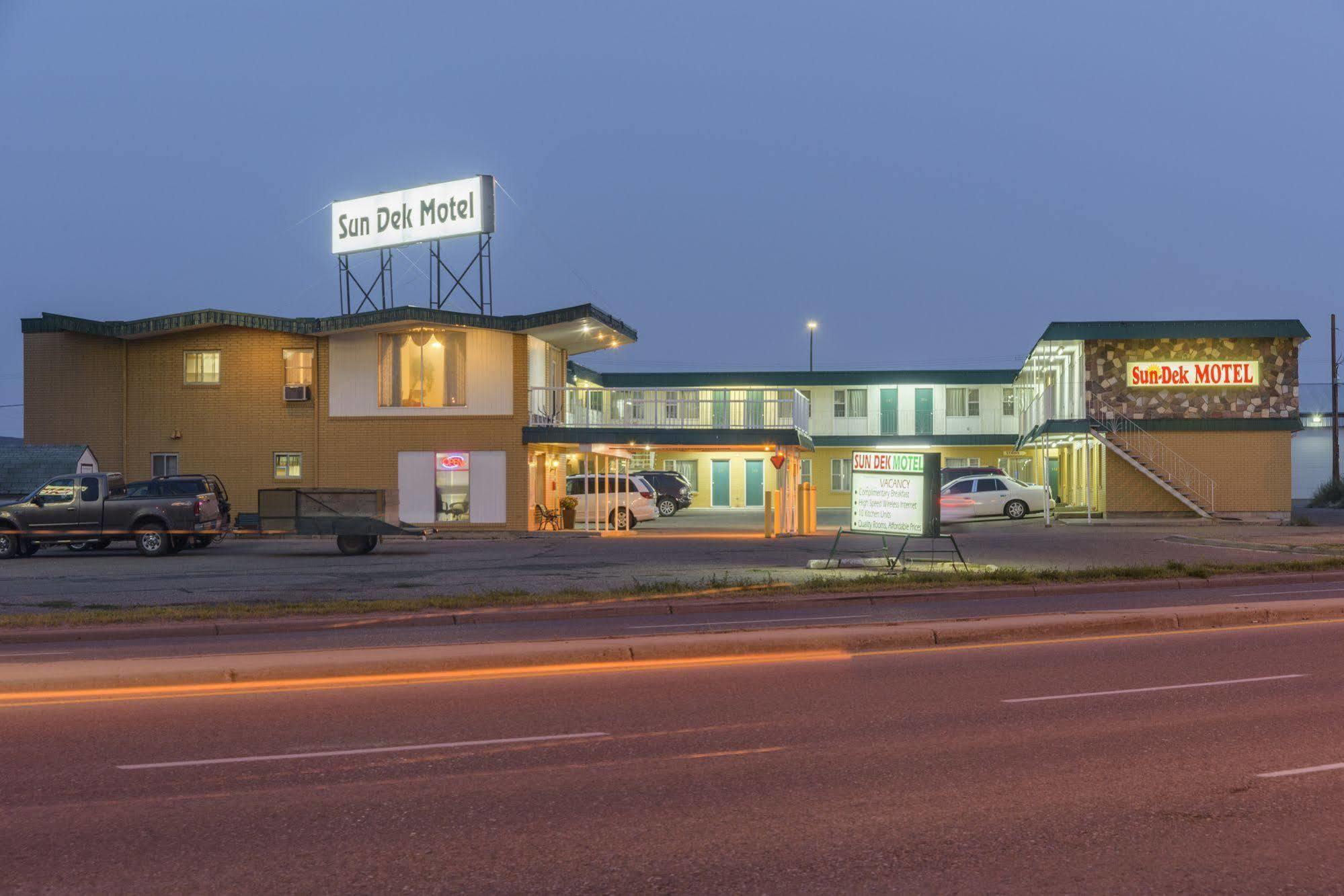 Sun-Dek Motel Medicine Hat Exterior photo
