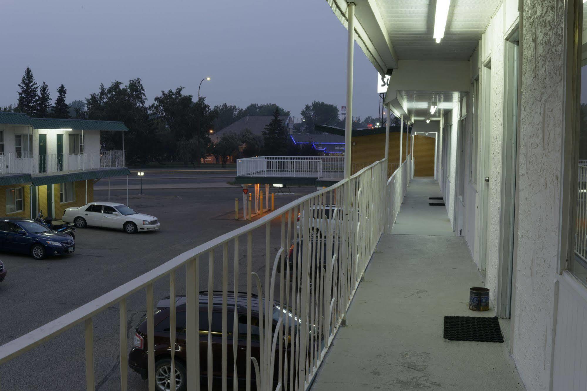 Sun-Dek Motel Medicine Hat Exterior photo