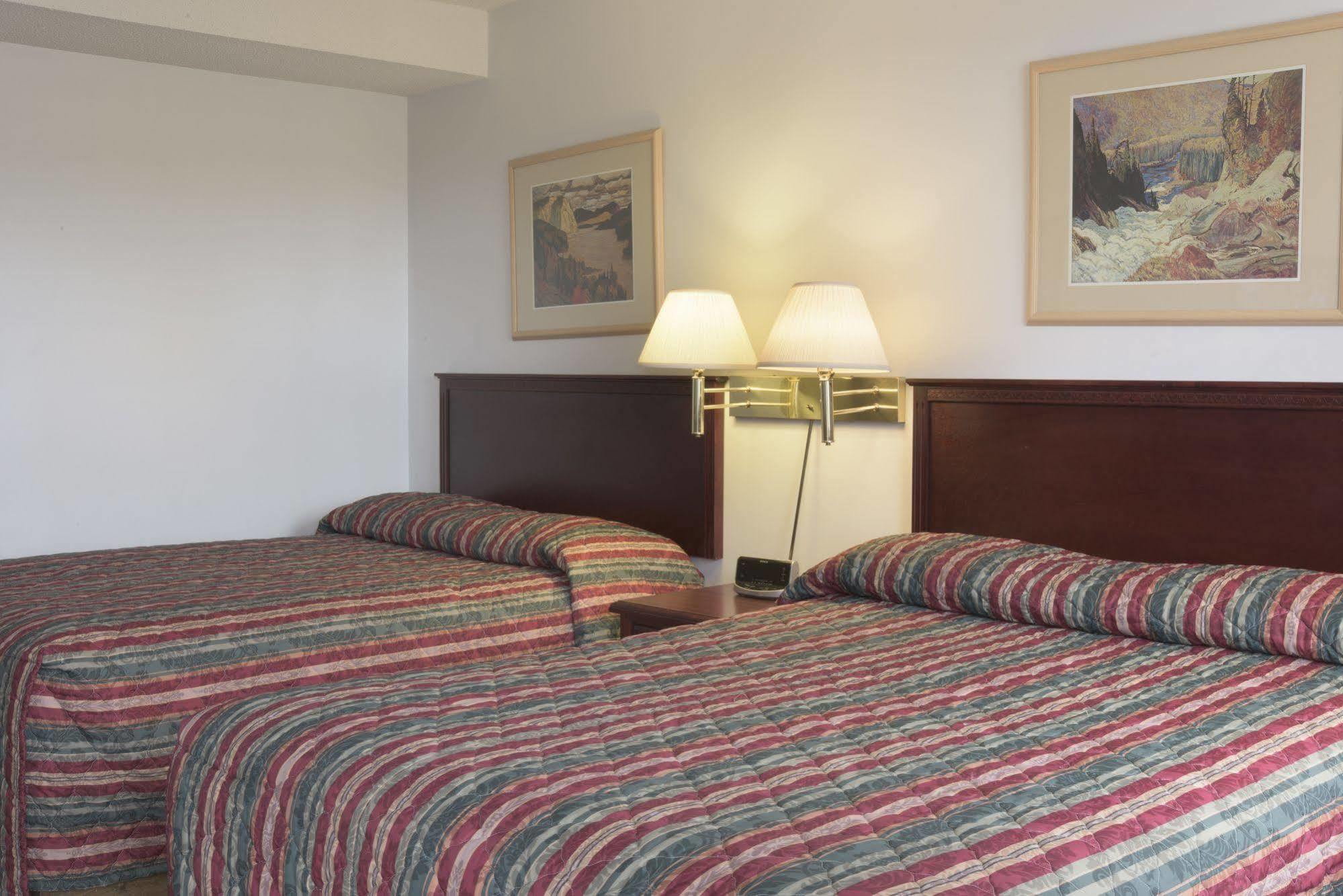 Sun-Dek Motel Medicine Hat Exterior photo