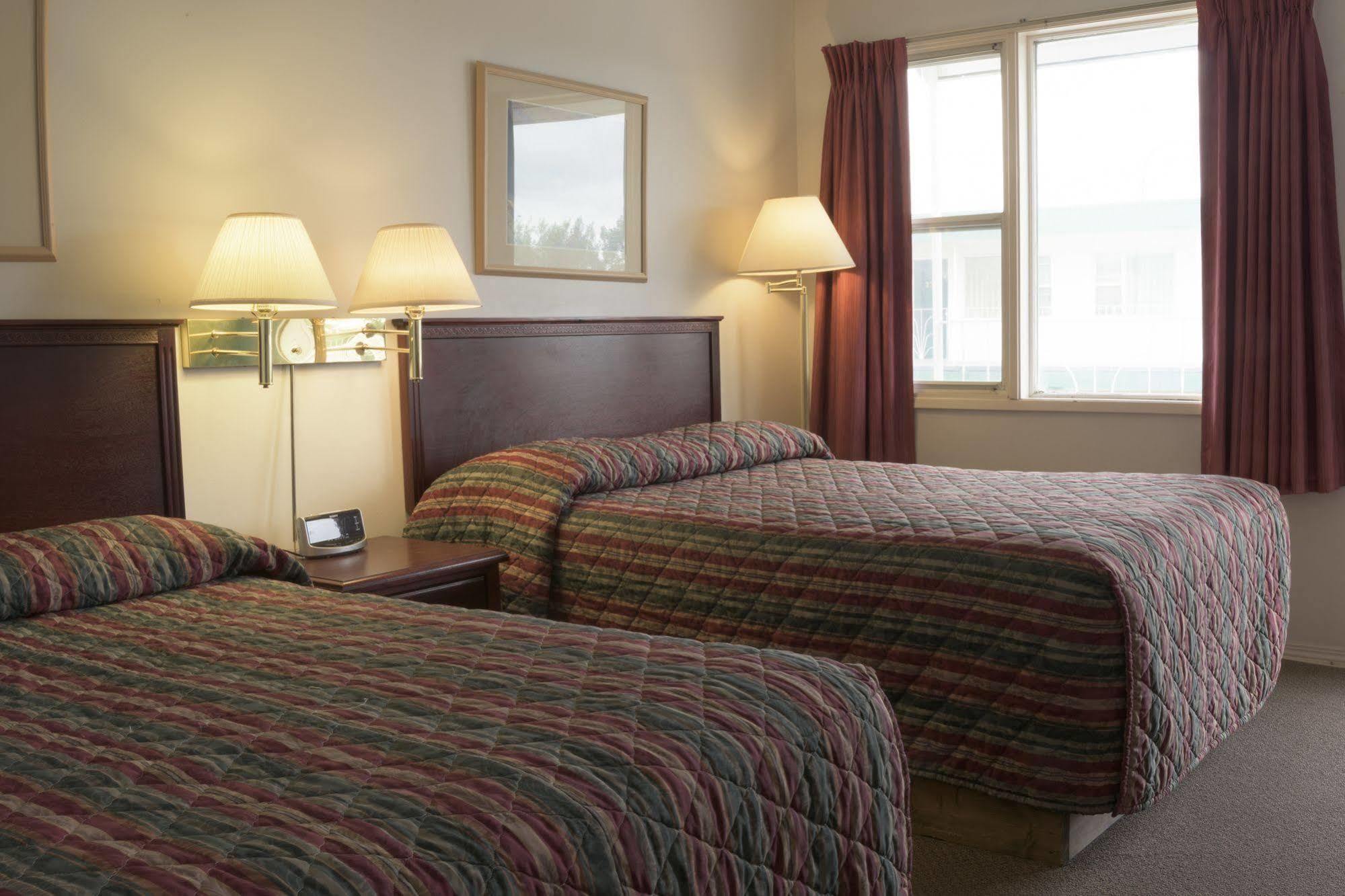 Sun-Dek Motel Medicine Hat Exterior photo