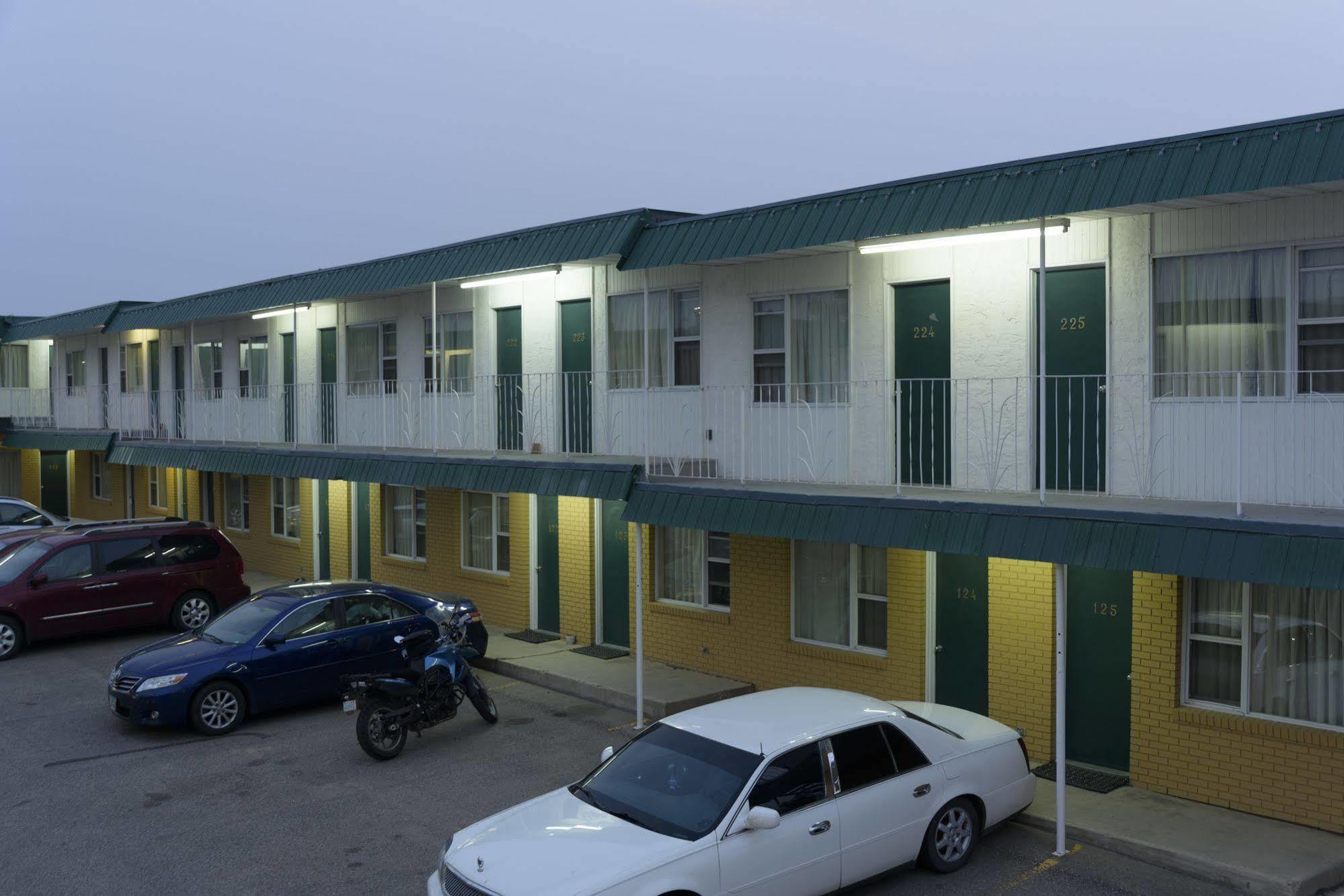 Sun-Dek Motel Medicine Hat Exterior photo