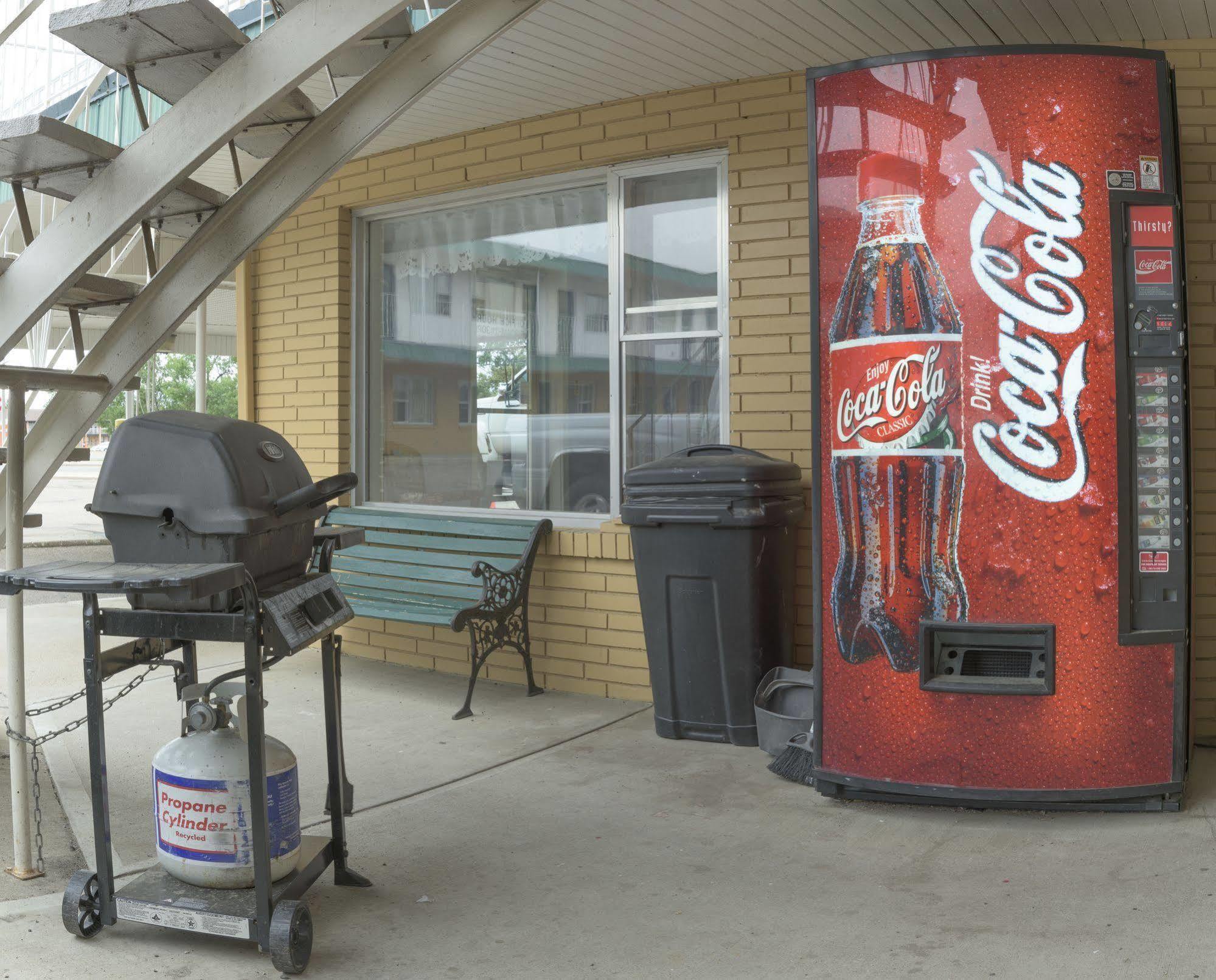 Sun-Dek Motel Medicine Hat Exterior photo